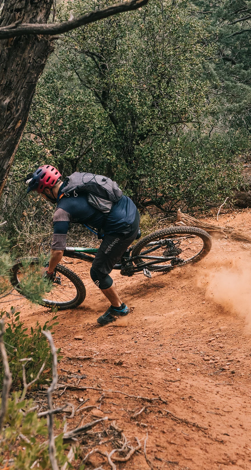 Rowerzysta uprawiający downhill