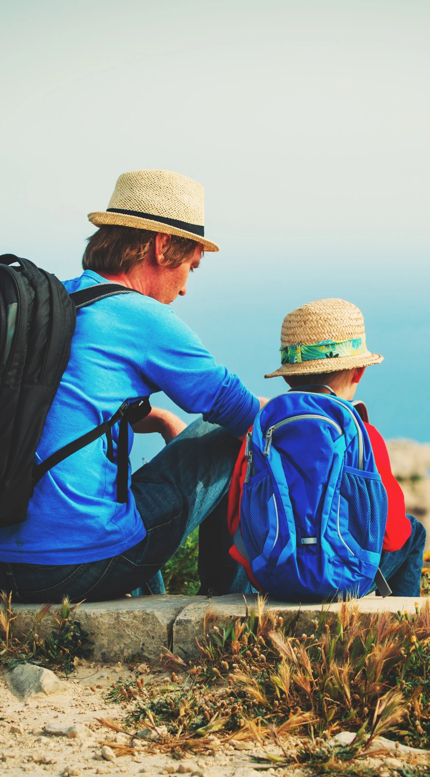 Ojciec z synem na wspólnej wycieczce odkrywają świat