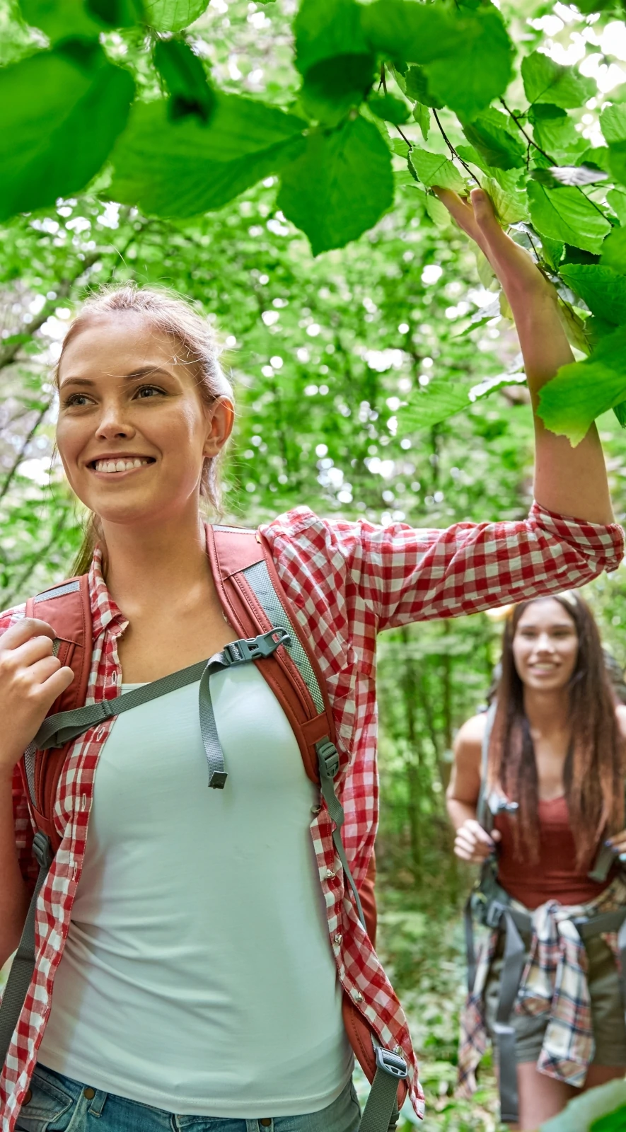 Kobiety podczas leśnej wędrówki w gęstwinie