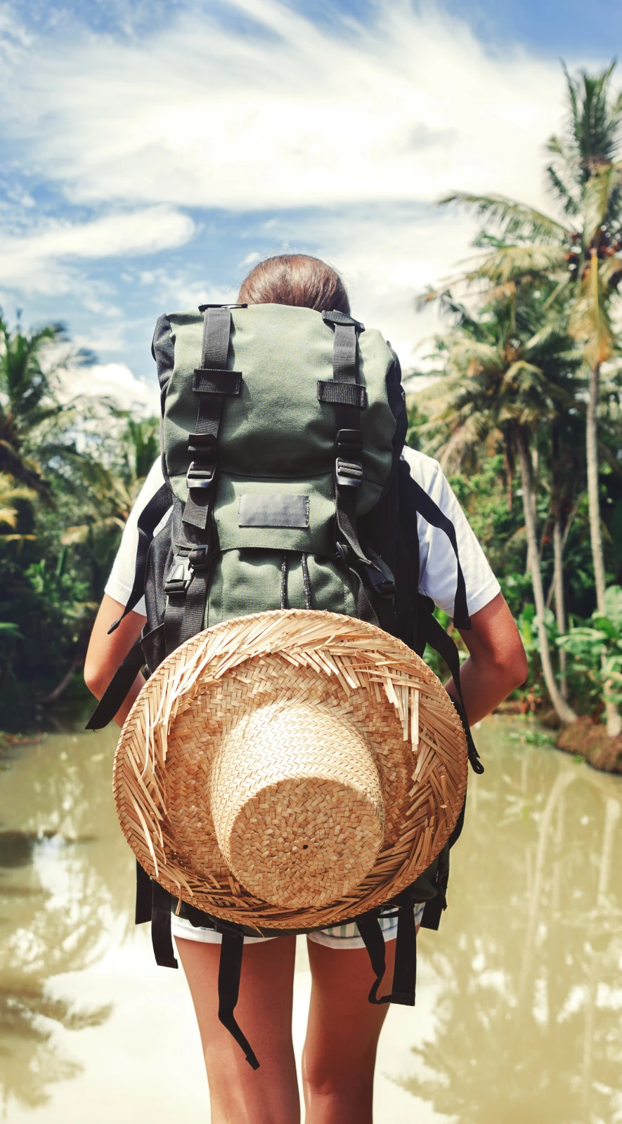 Podróżniczka z dużym plecakiem wśród tropików