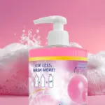 Zbliżenie dozownika koncentratu do mycia naczyń Pinky NanoWash Bubble Gum z pianą